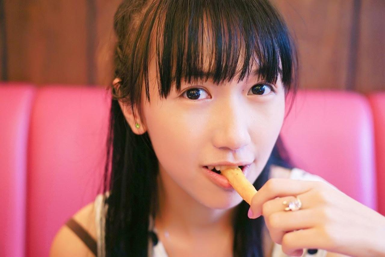 忧忧嘴里咬着薯条