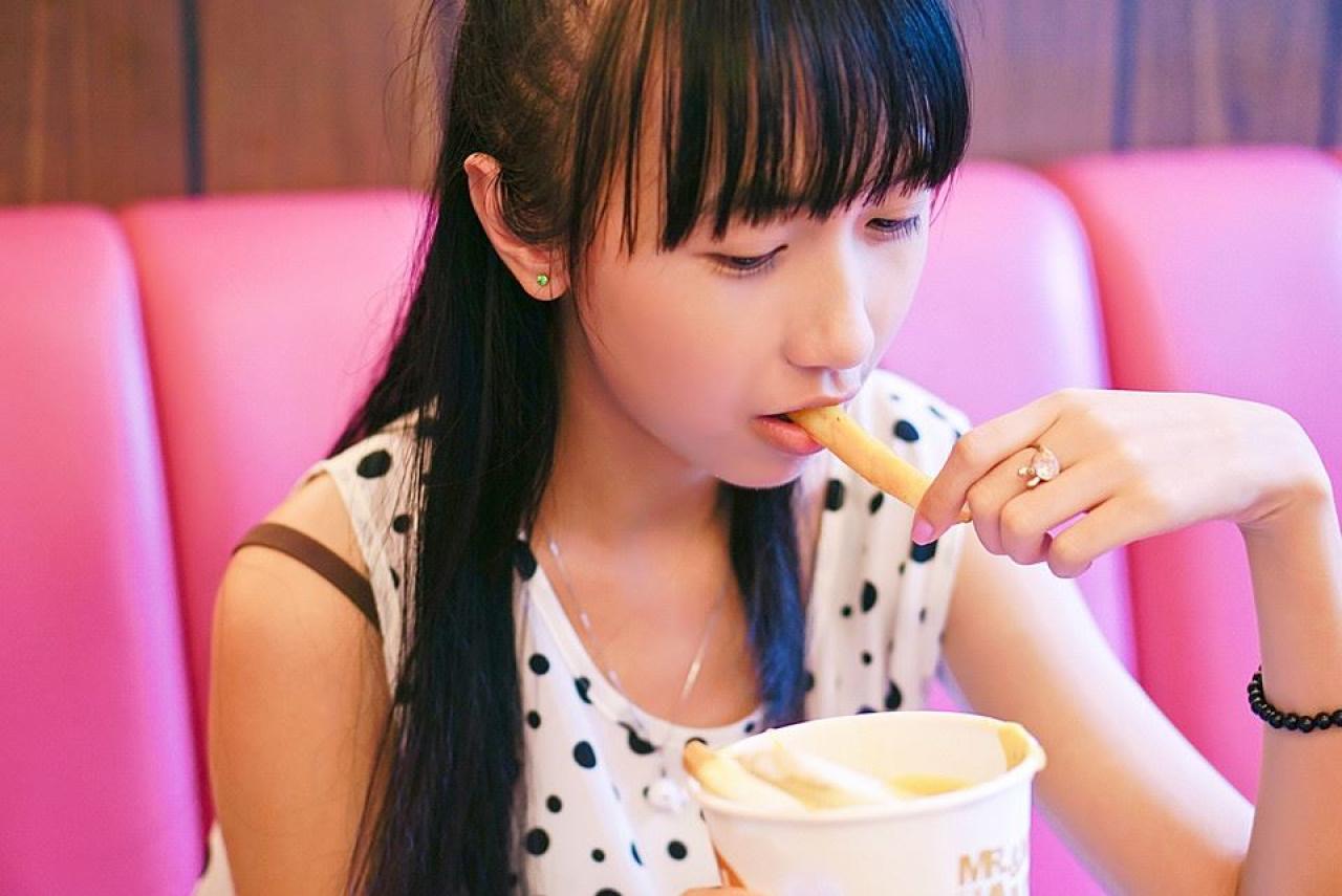 忧忧吃着薯条的侧脸