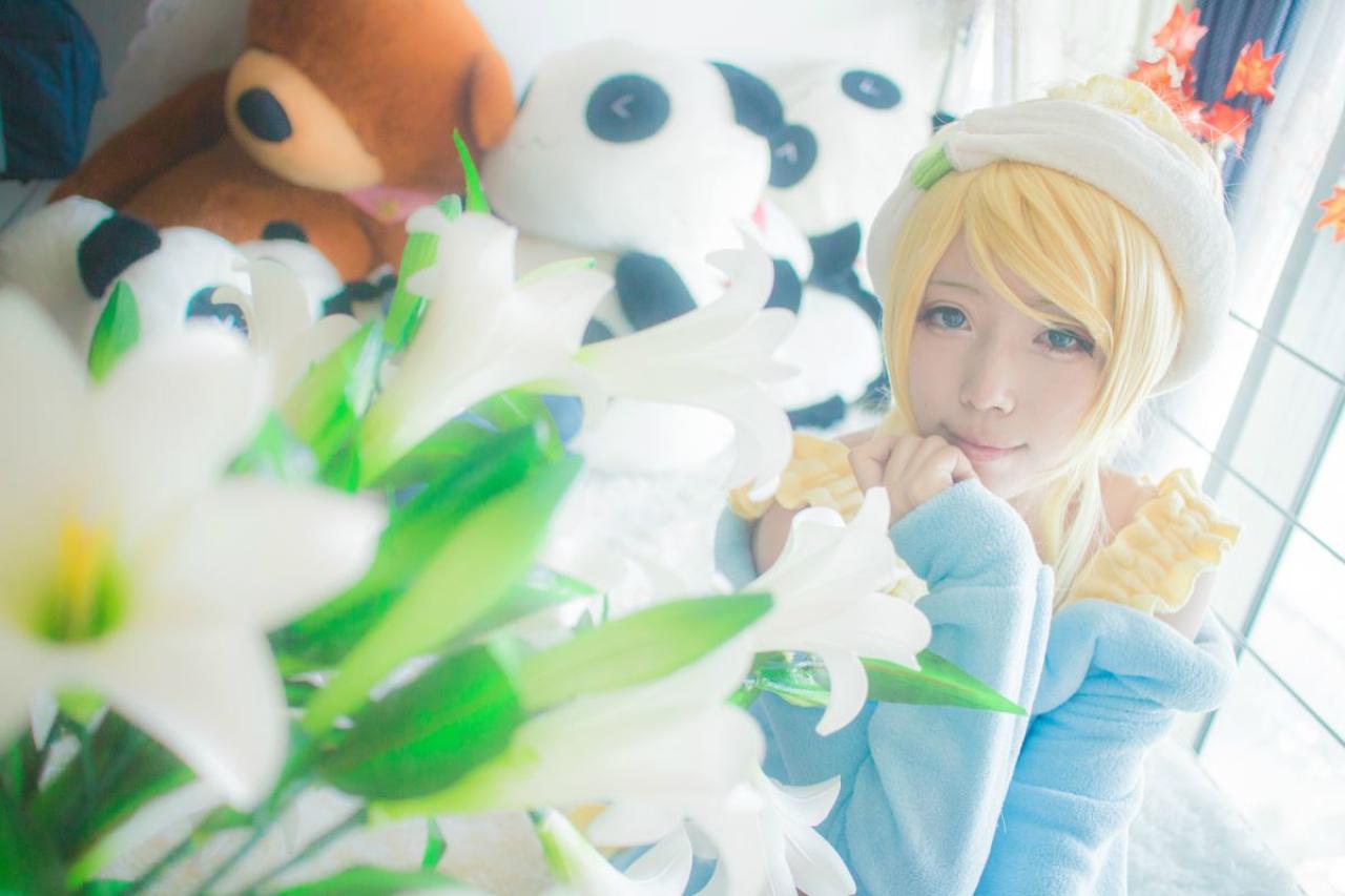 切切扮演绚濑绘里右手撑着下巴