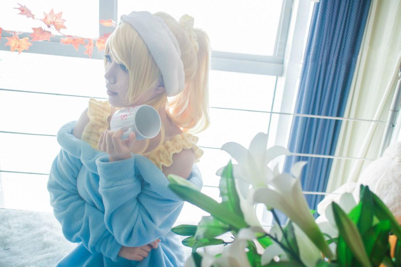 切切扮演绚濑绘里拿着马克杯