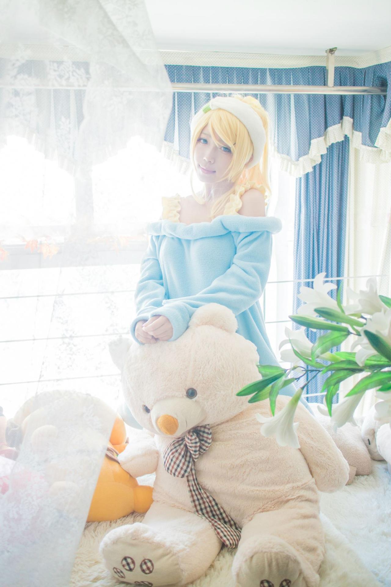 切切扮演绚濑绘里双手撑在熊玩偶的头上