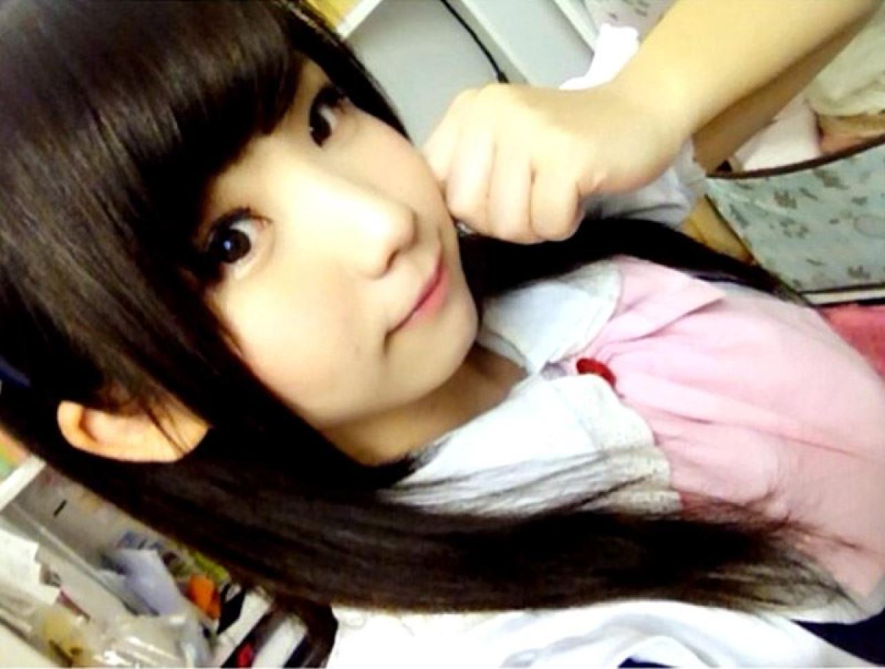 enako左手半握拳贴着脸颊自拍