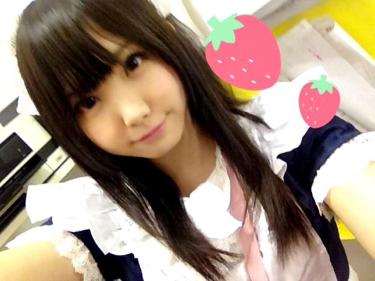 enako披着头发草莓装饰自拍