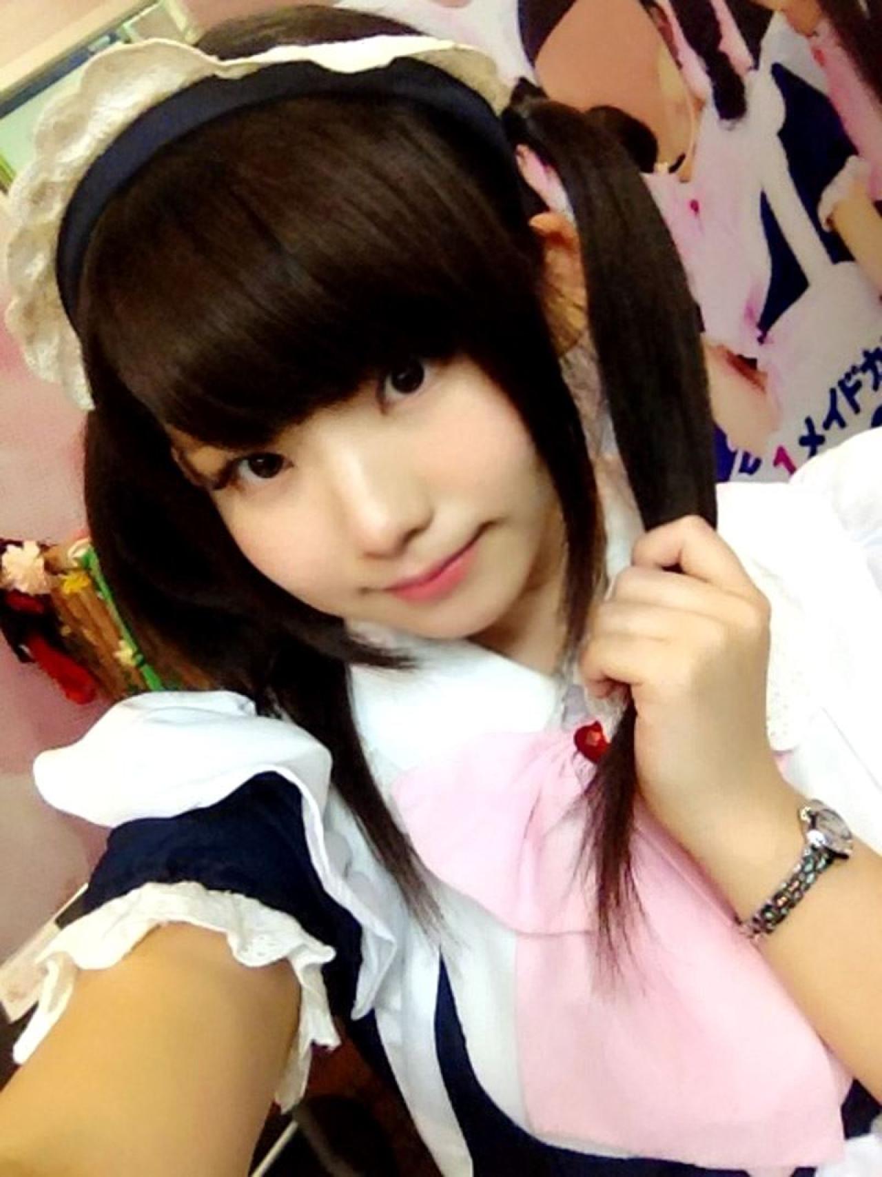 enako左手捏着马尾