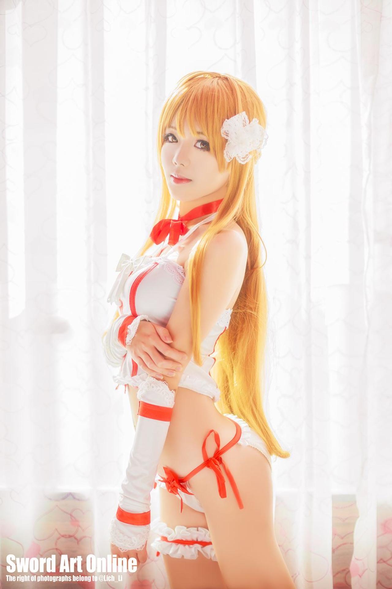 Nikki扮演结城明日奈/亚丝娜在窗帘前的侧身照