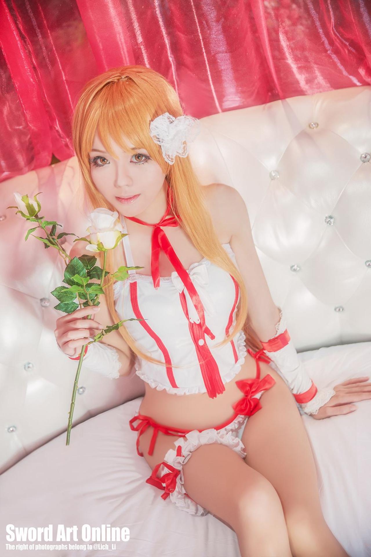 Nikki扮演结城明日奈/亚丝娜拿着花束