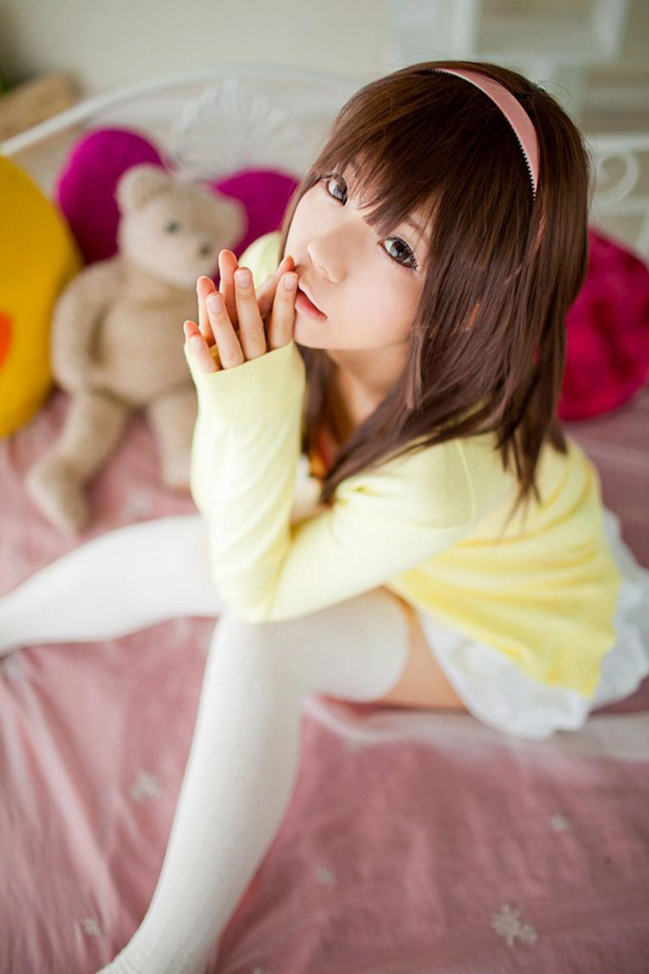 Yun Kousaka扮演千石抚子双手放在鼻尖，抬头看镜头