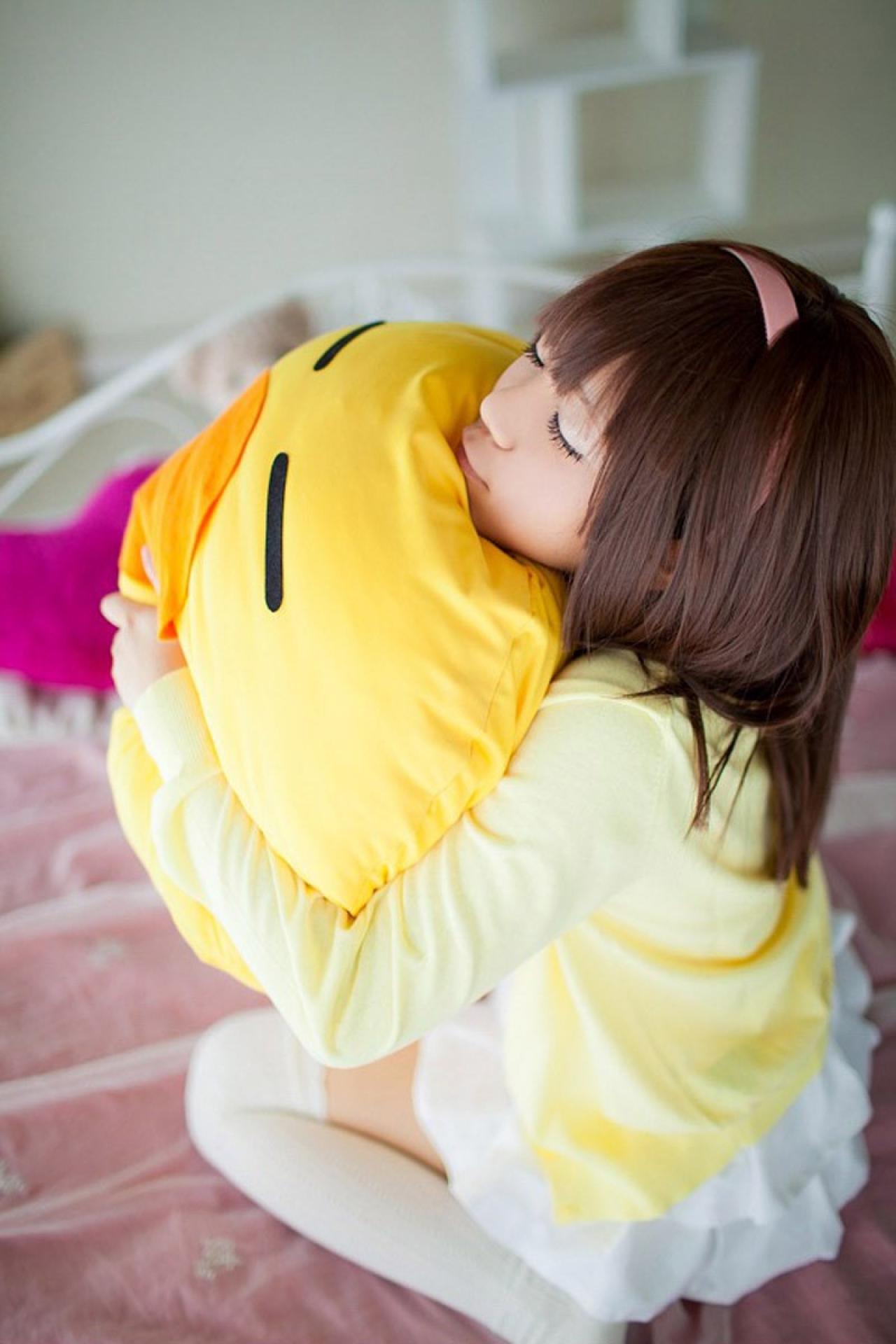 Yun Kousaka扮演千石抚子双手抱紧小鸡玩偶，头压在抱枕上