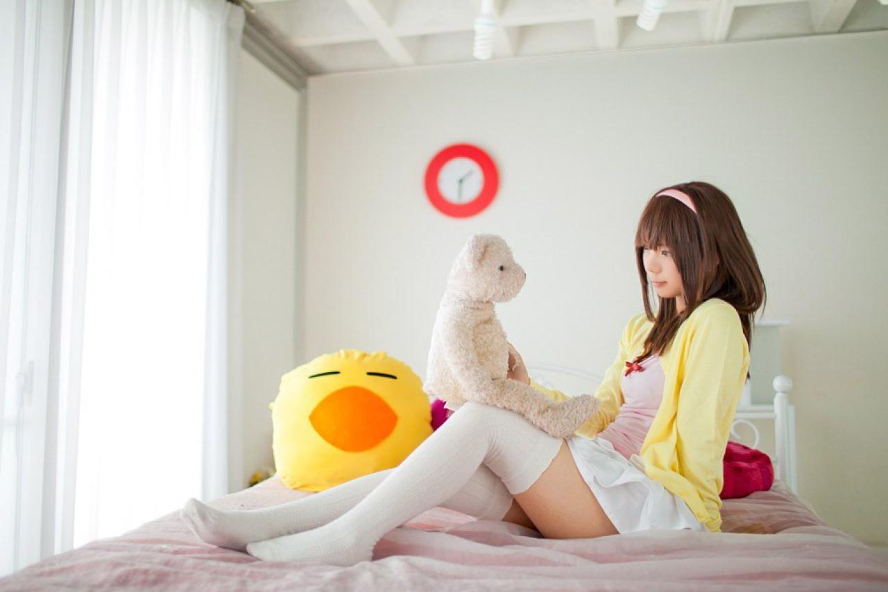 Yun Kousaka扮演千石抚子右手拿着小熊玩偶放在膝盖上