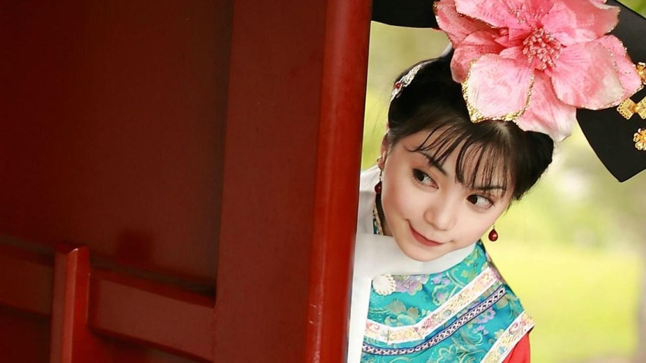 溟扮演还珠格格小燕子躲在门后的表情