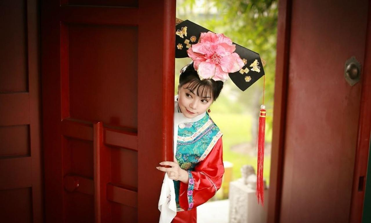 溟扮演还珠格格小燕子躲在门后