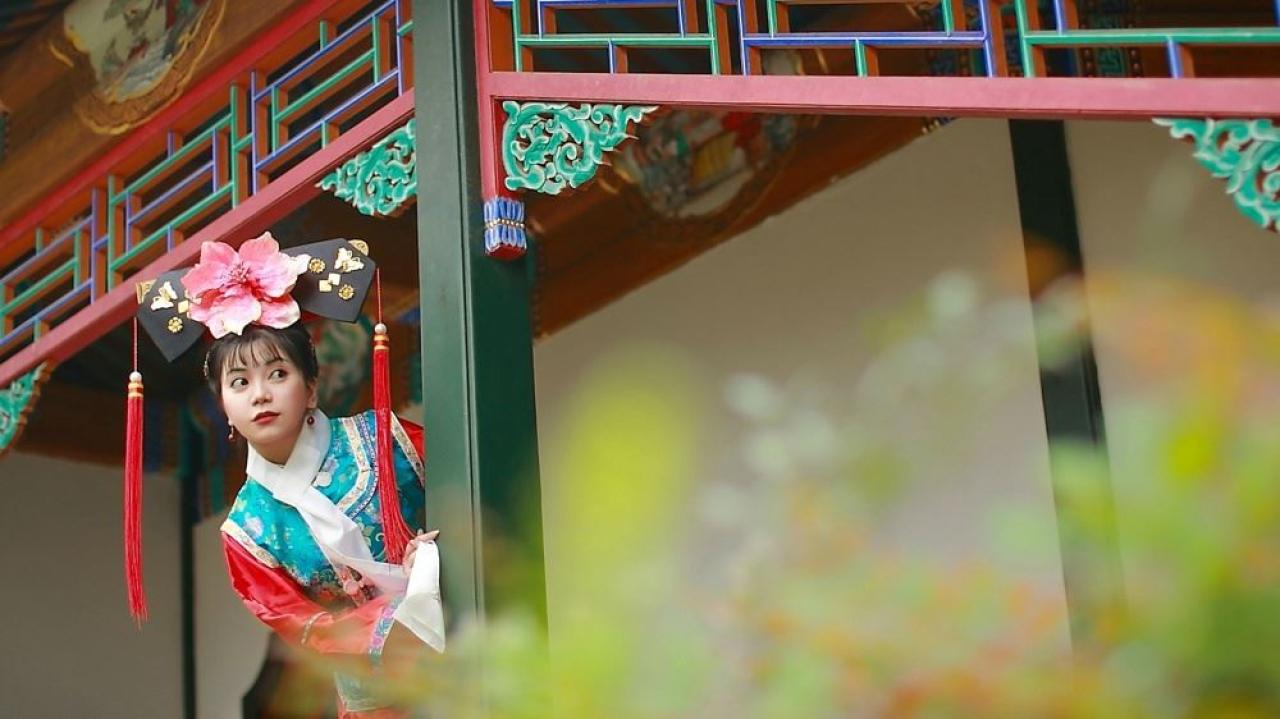 溟扮演还珠格格小燕子从走廊柱子后张望的表情