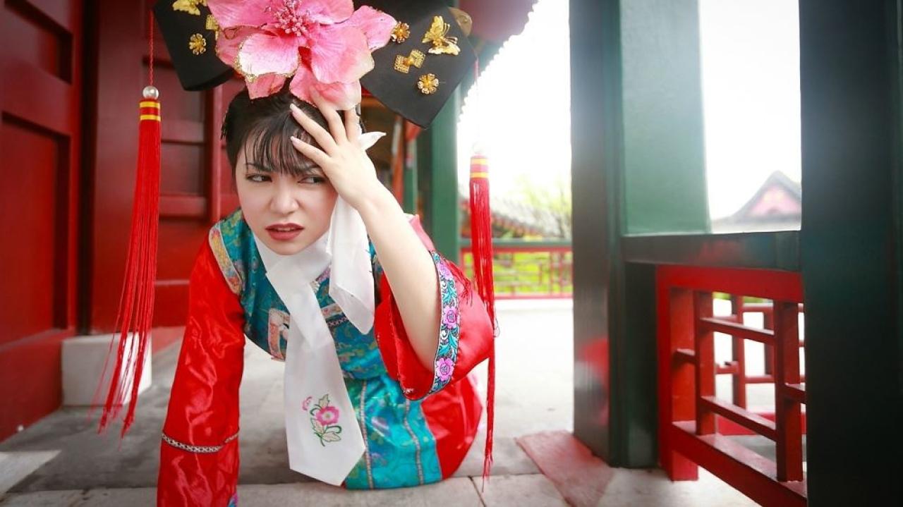 溟扮演还珠格格小燕子从地上爬起