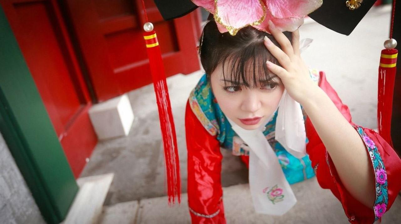 溟扮演还珠格格小燕子摸摸头，好痛