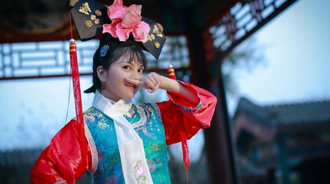 溟扮演还珠格格小燕子左手食指放在嘴唇上