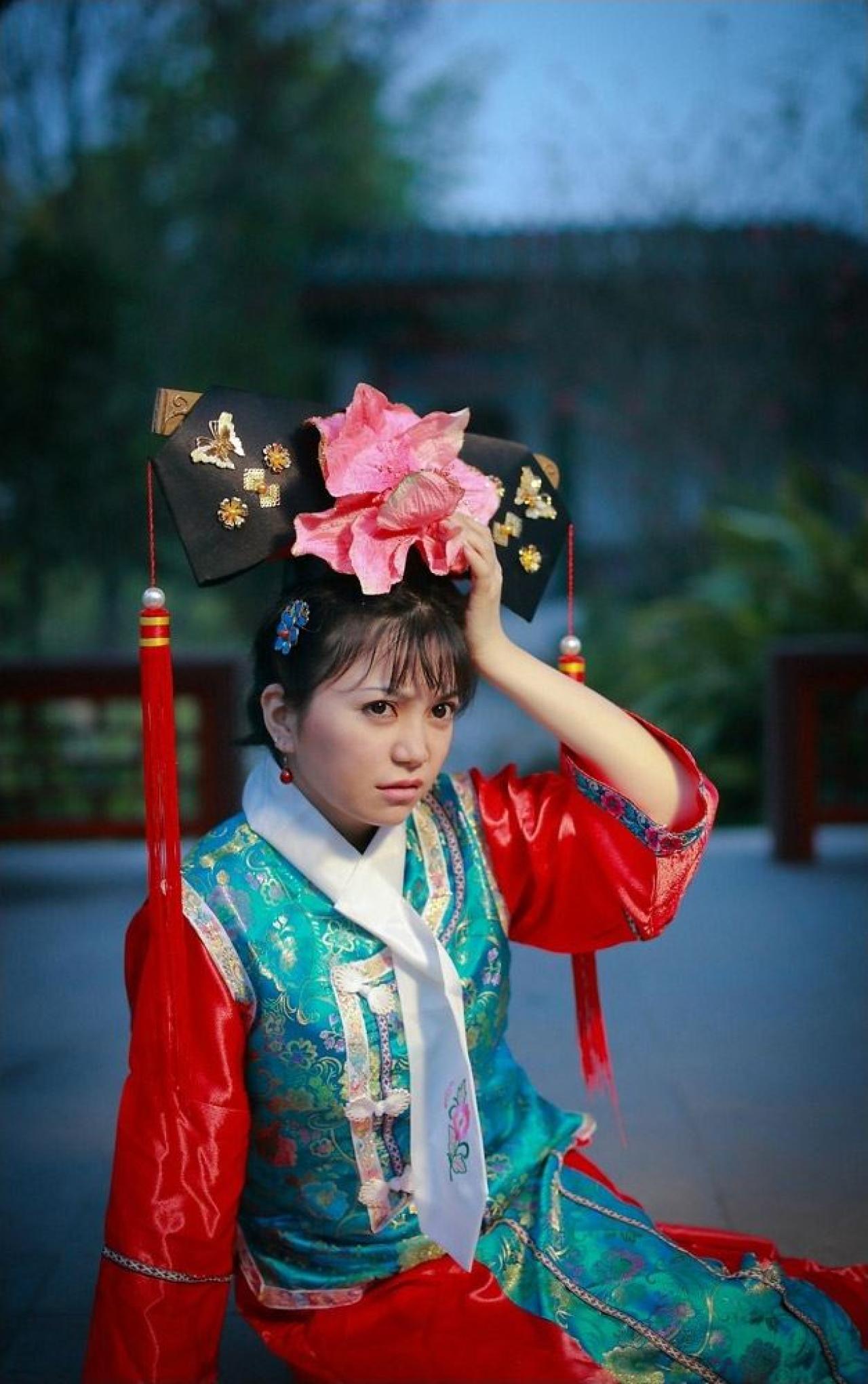 溟扮演还珠格格小燕子右手撑在地上，左手扶着额头