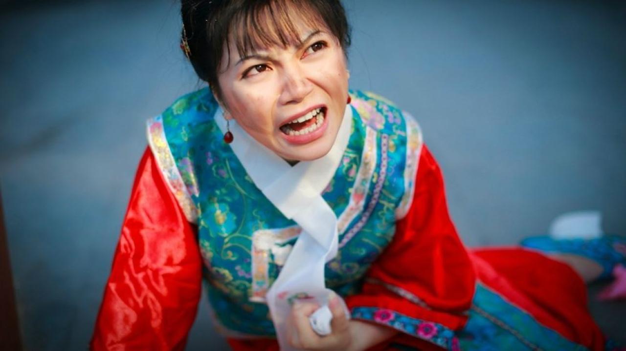 溟扮演还珠格格小燕子握着领巾，心塞悲痛的表情