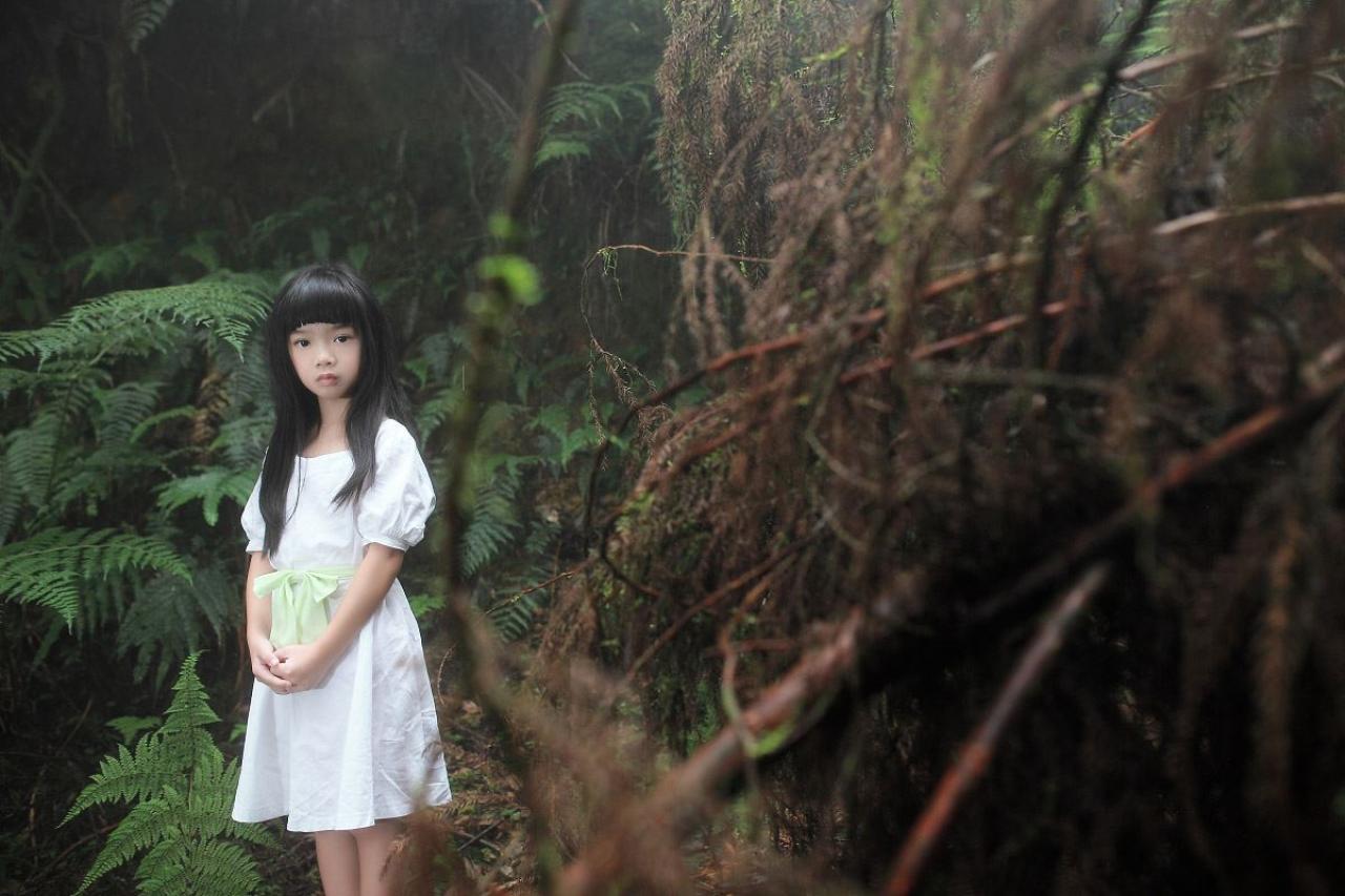 Yui双手放在腰间