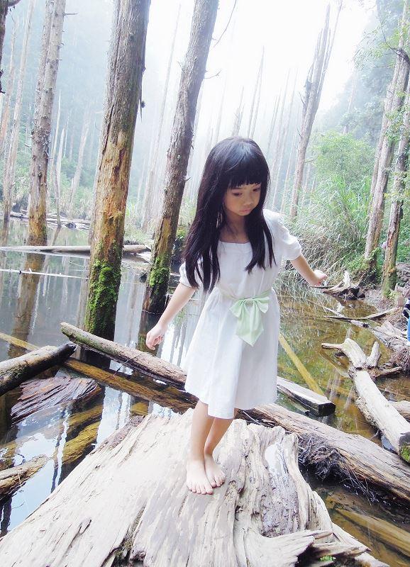 Yui双手保持平衡小心翼翼地走在树干上