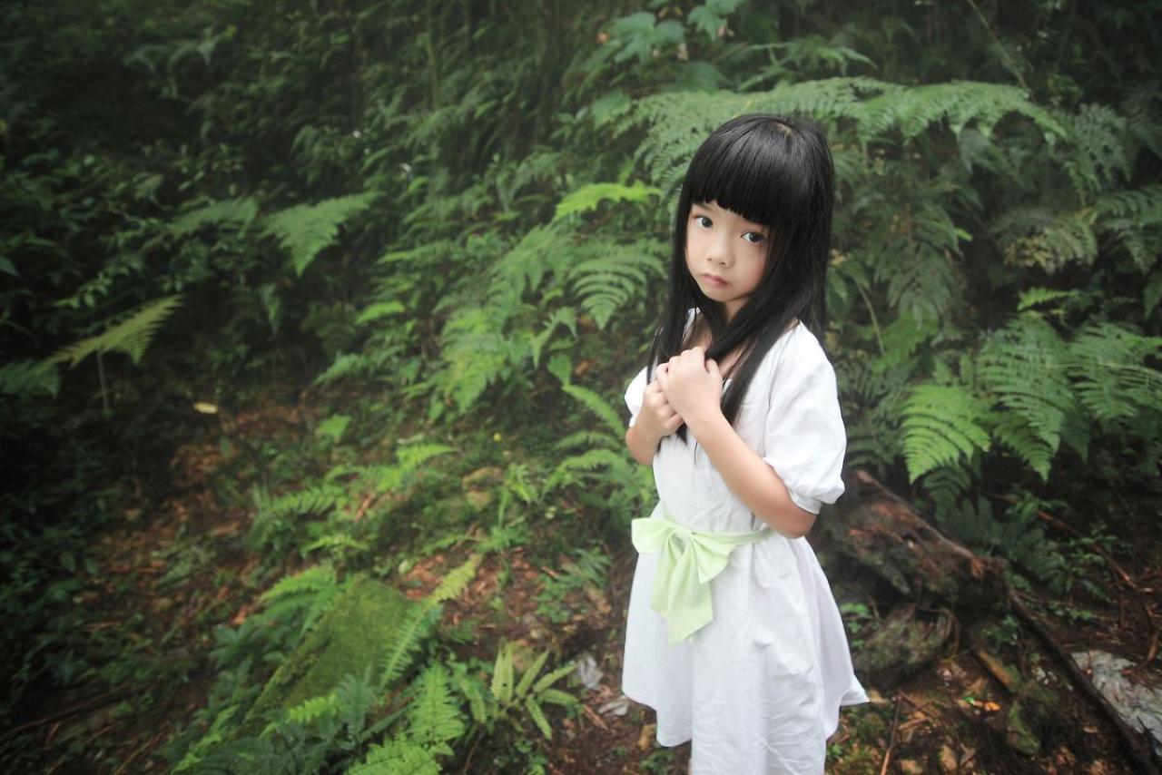 Yui双手放在胸前