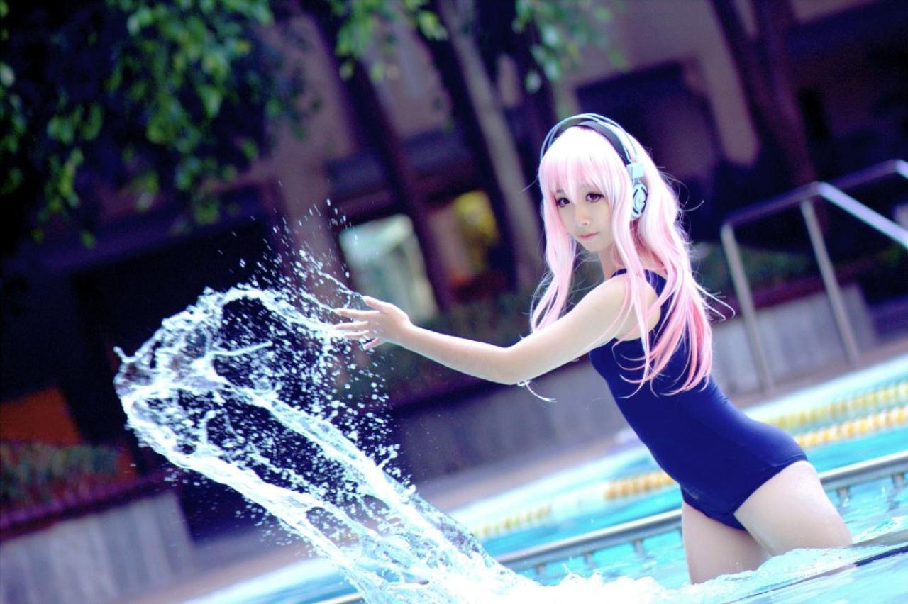 睿睿扮演超级索尼子扬起水花