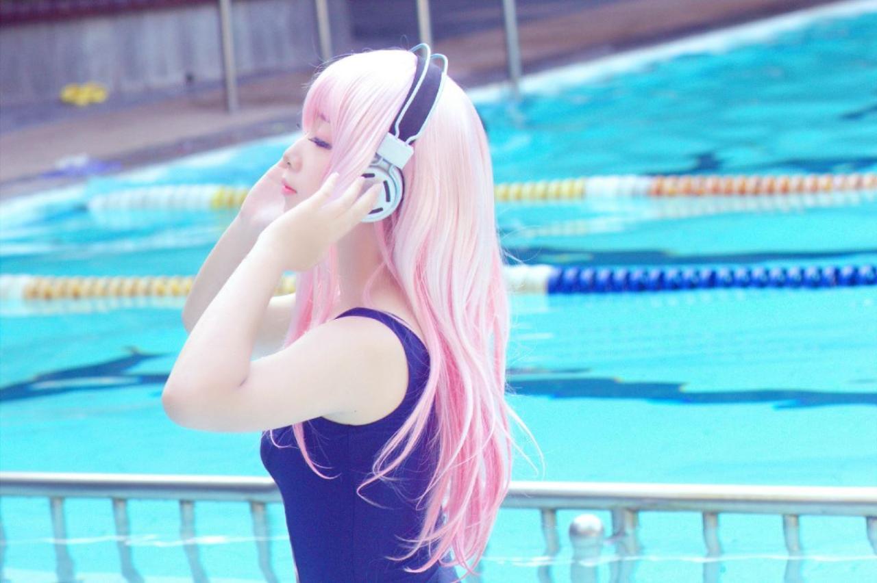 睿睿扮演超级索尼子闭眼倾听耳机里的乐曲