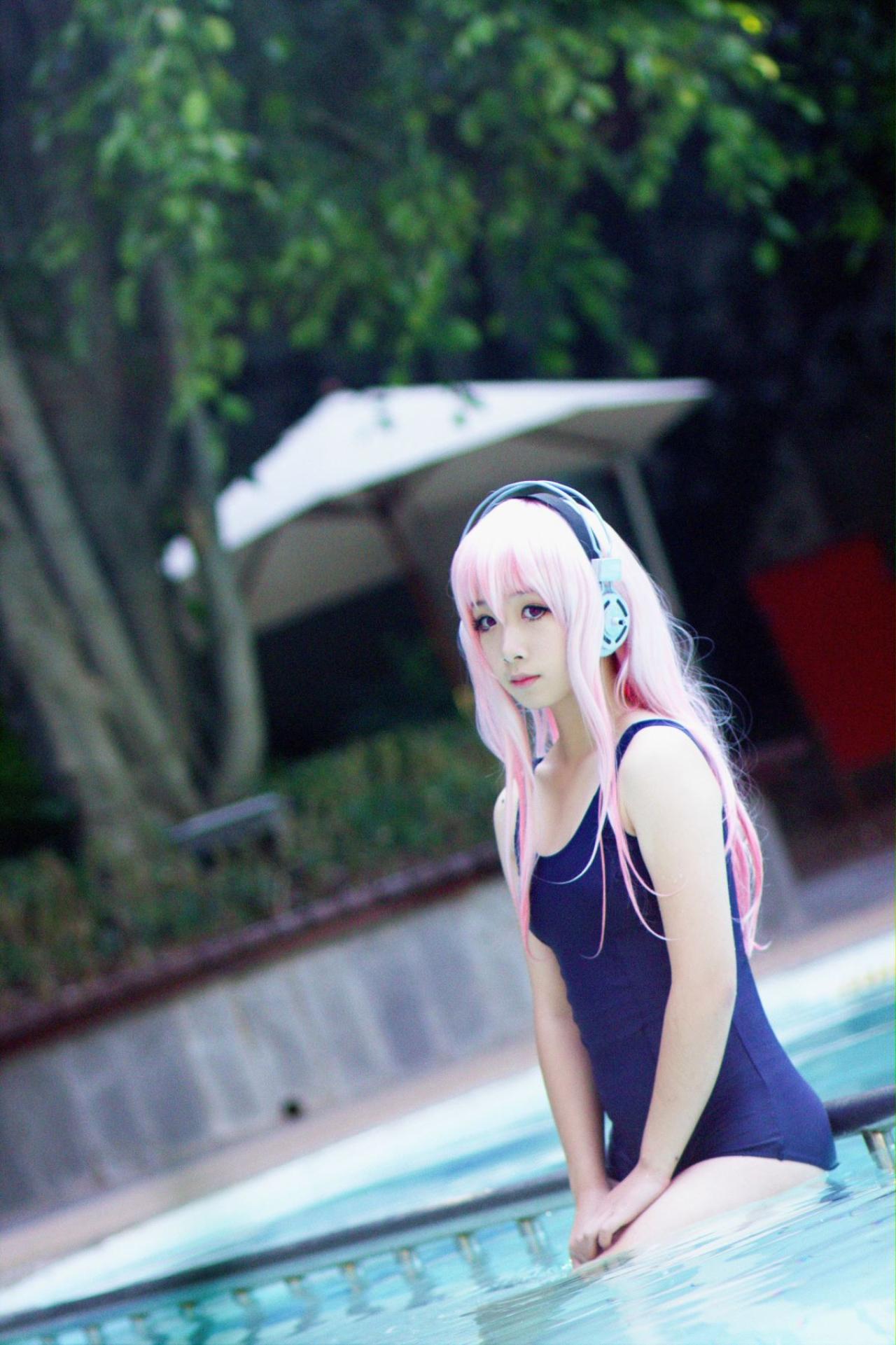 睿睿扮演超级索尼子坐在泳池里的栏杆上