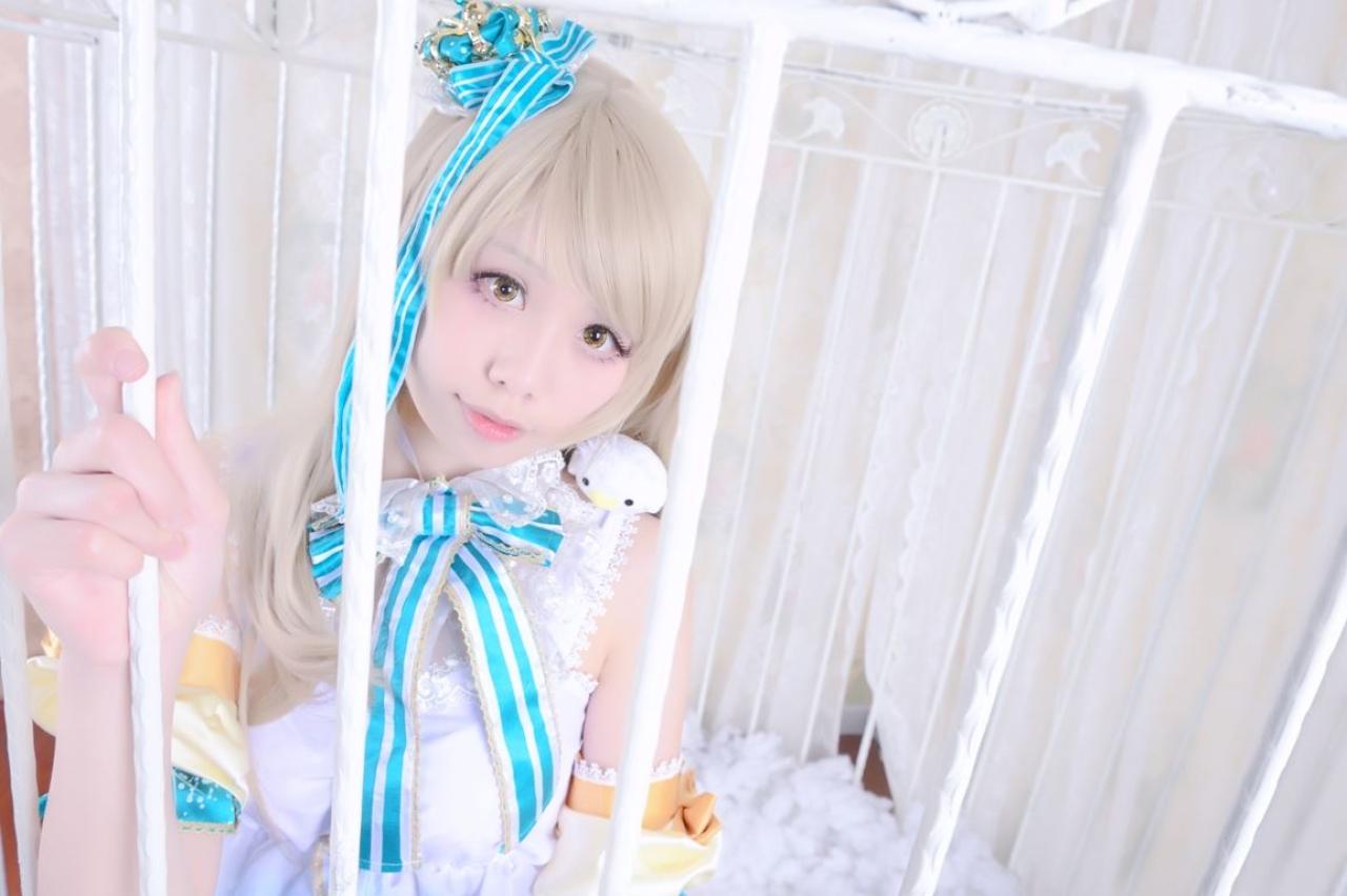 Himari原谣扮演南小鸟握着鸟笼的栏杆