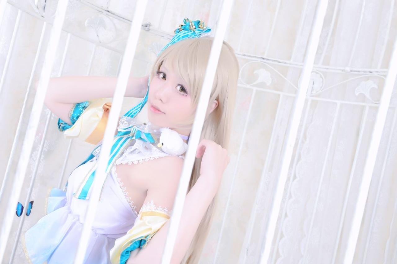 Himari原谣扮演南小鸟双手抬起