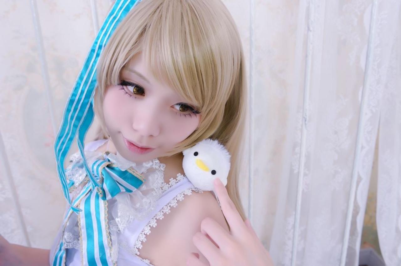 Himari原谣扮演南小鸟转过头戳肩膀上的小鸟