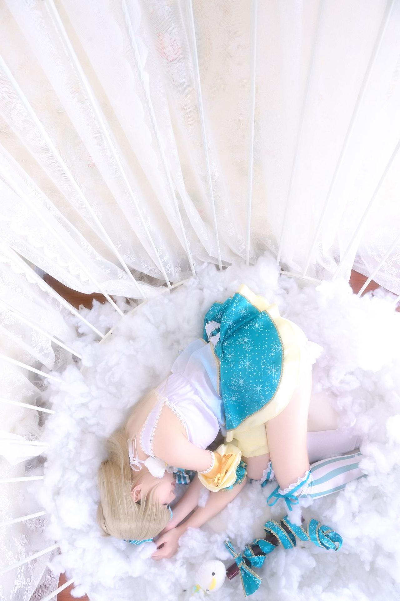 Himari原谣扮演南小鸟蜷缩在鸟笼的“雪花”里