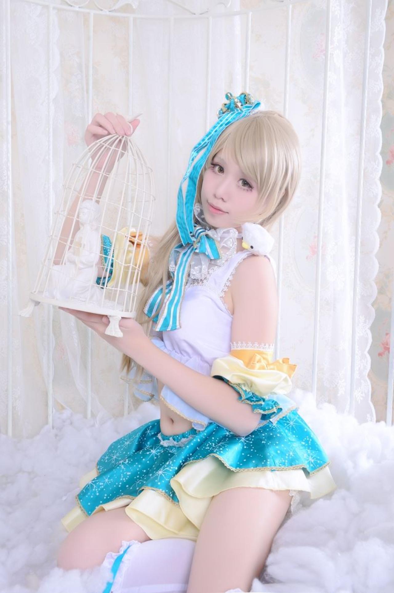 Himari原谣扮演南小鸟双手提着鸟笼