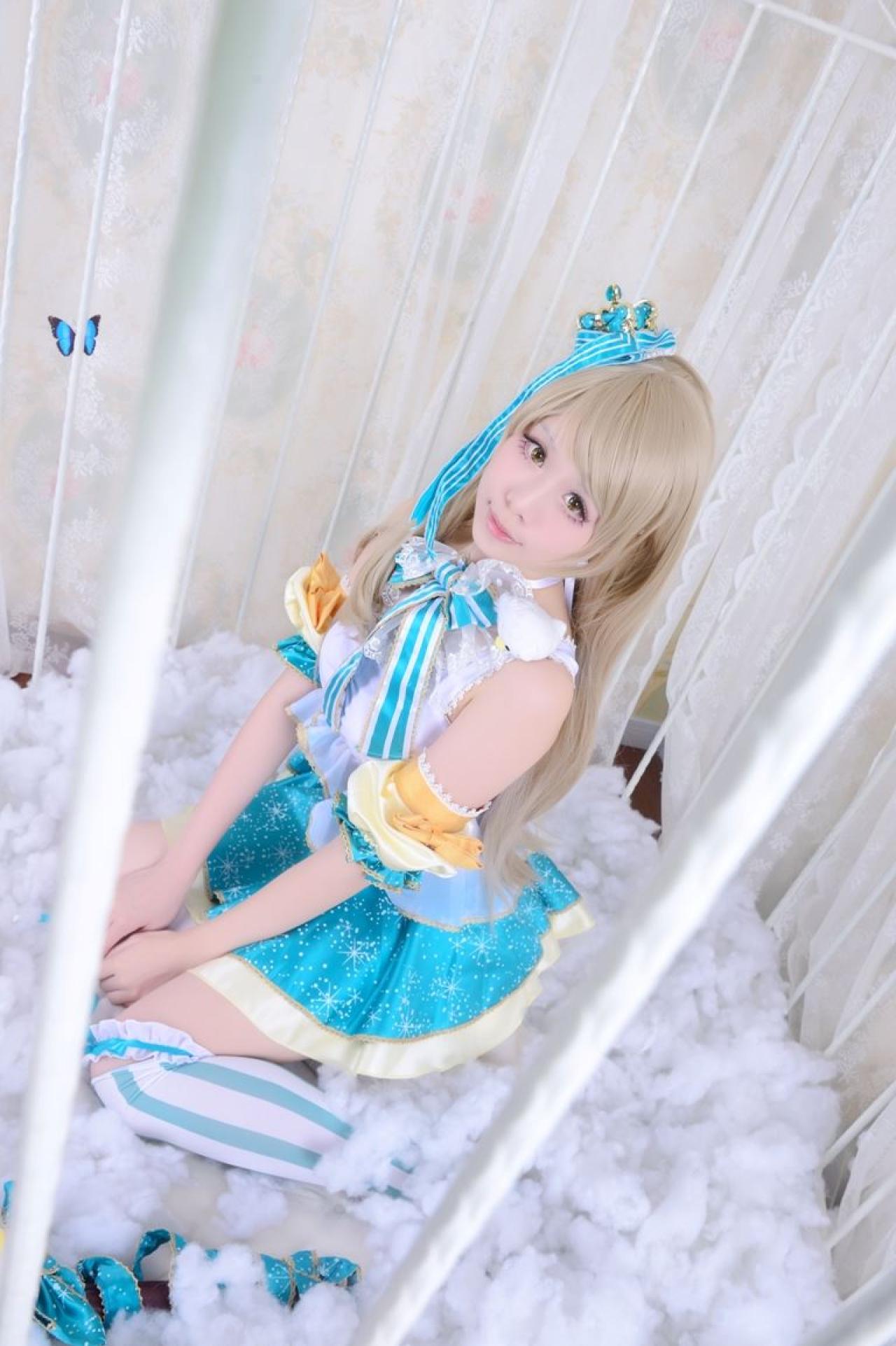 Himari原谣扮演南小鸟双手放在膝盖跪坐在鸟笼里