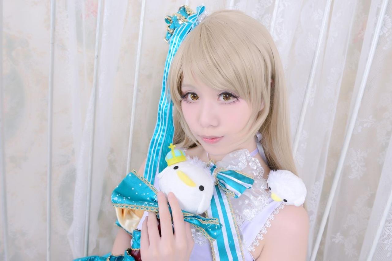 Himari原谣扮演南小鸟将小鸟手杖按在胸前