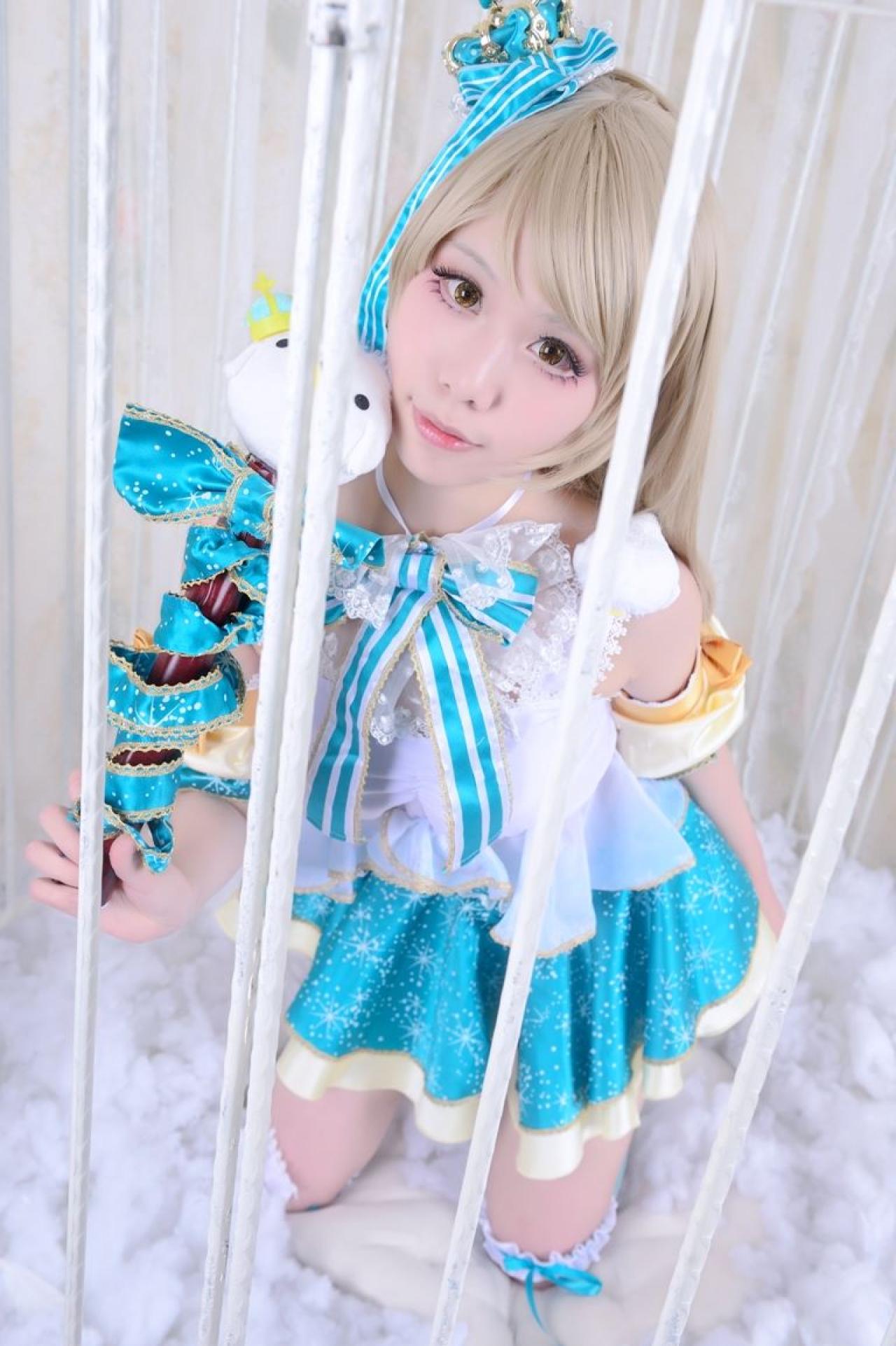 Himari原谣扮演南小鸟拿着手杖贴紧脸颊