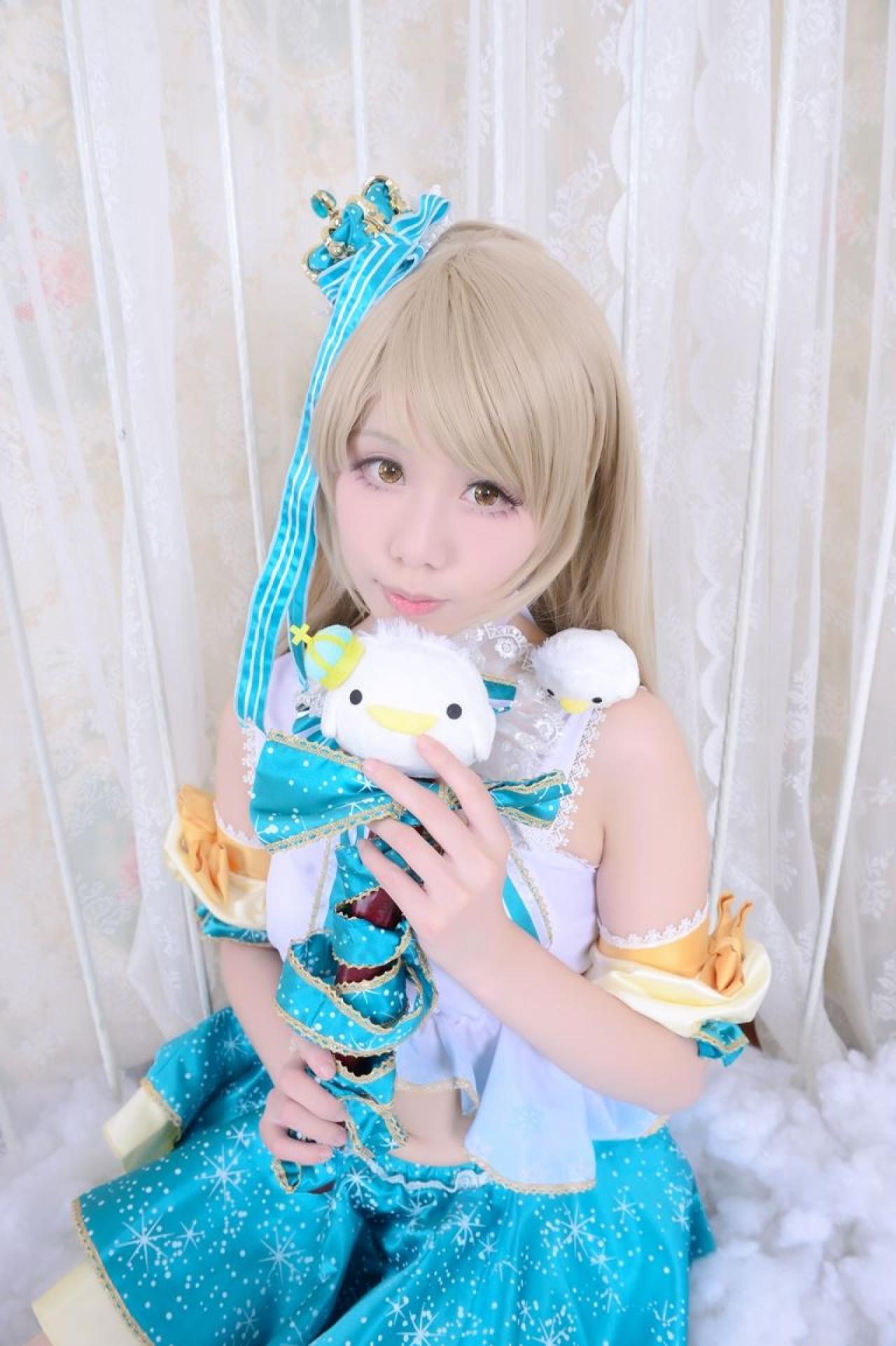 Himari原谣扮演南小鸟双手握着小鸟手杖