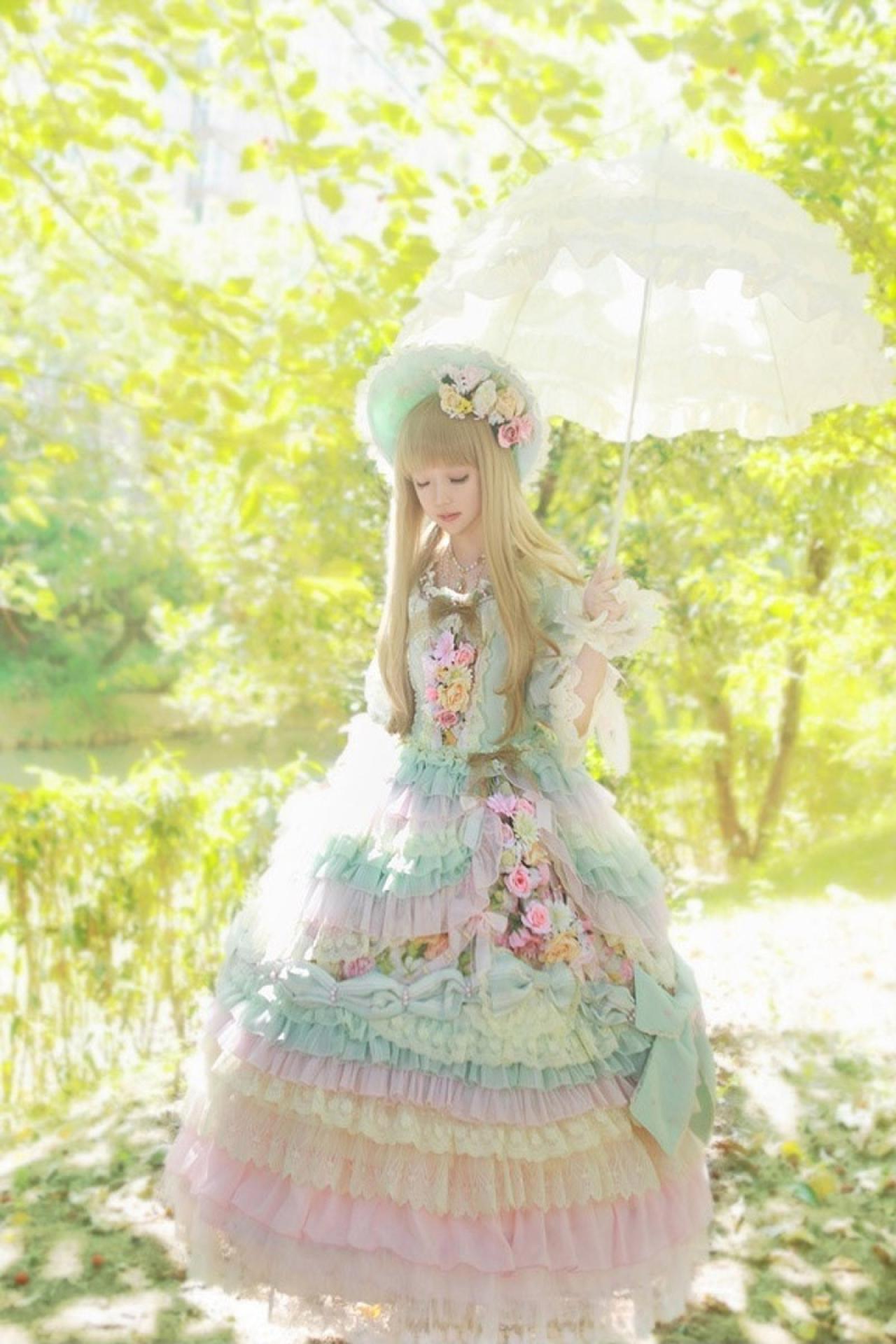 小芽左手撑伞，右手提着裙摆