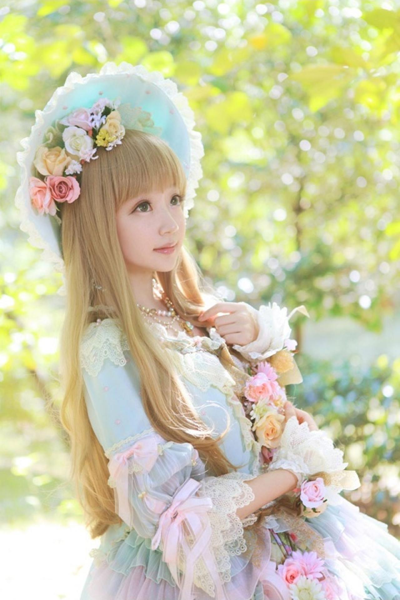 小芽左手轻抚发梢