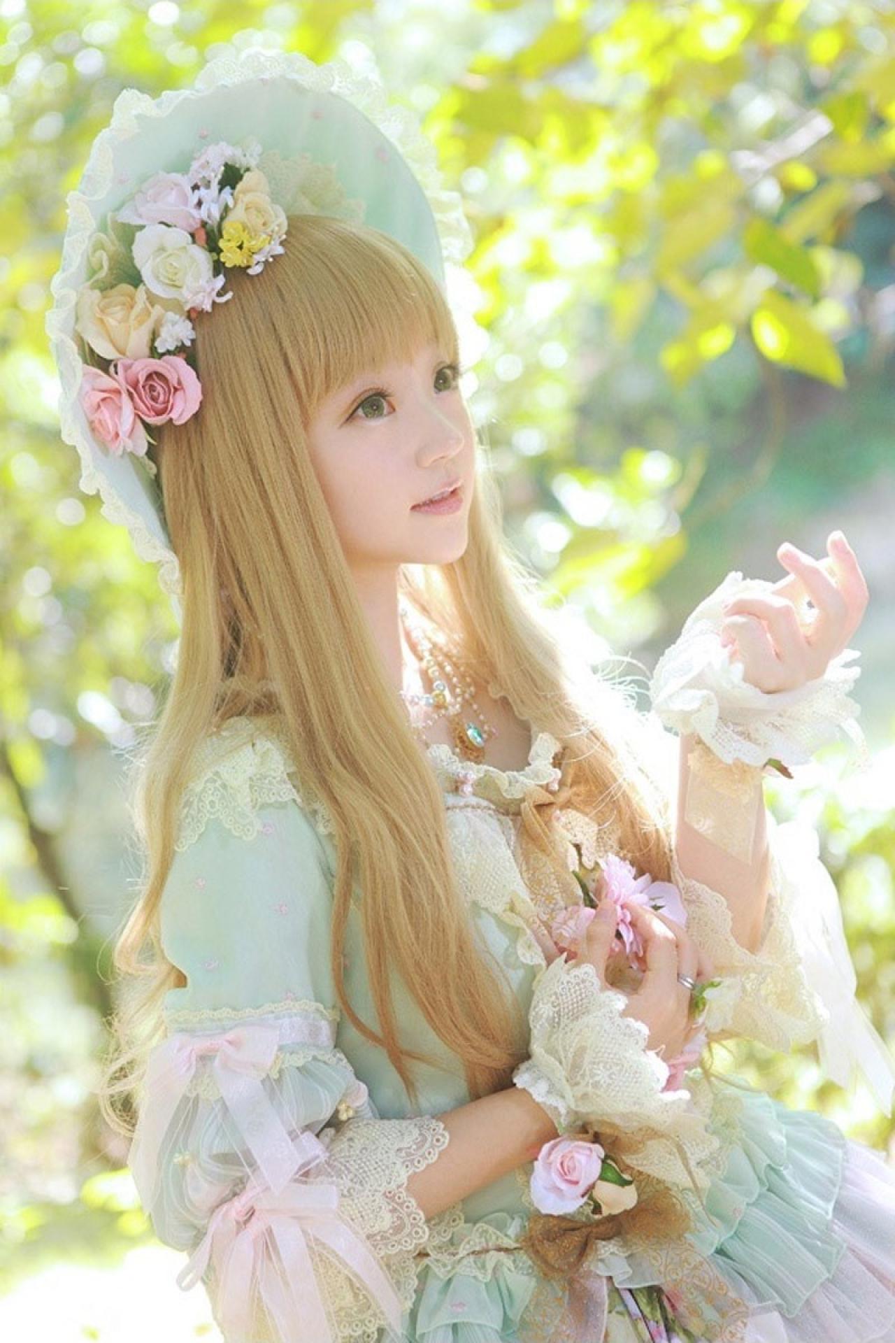 小芽右手放在胸前，左手捧起阳光