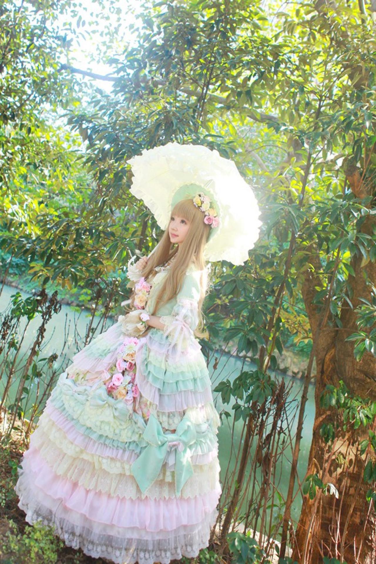 小芽在树叶围成的“光环”下