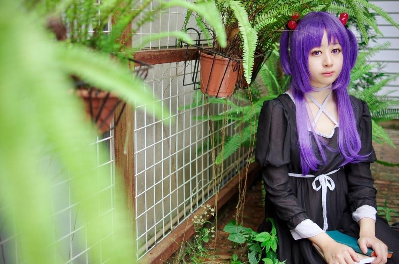 yanagi扮演一之濑琴美拿着书本抬头看眼前的人