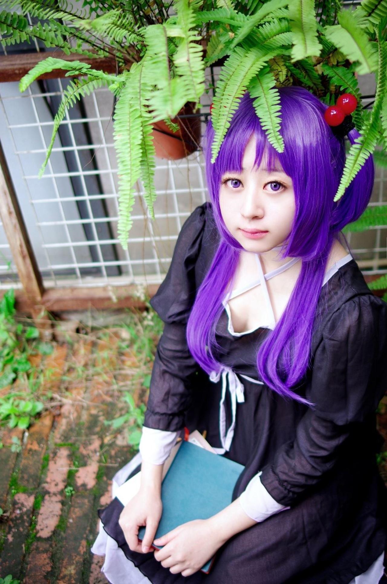 yanagi扮演一之濑琴美双手拿着书本抬头仰望镜头