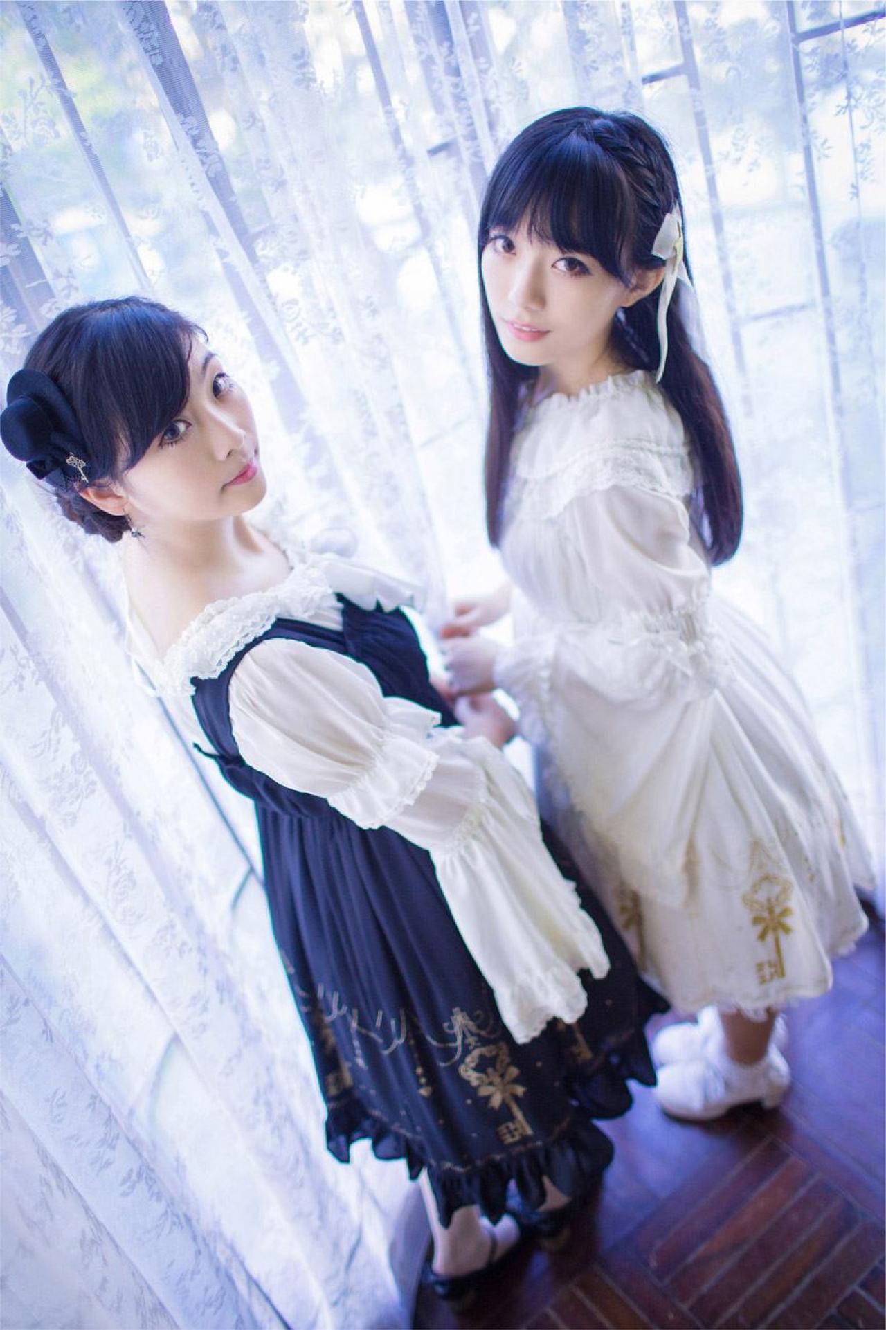 江湾和katy侧身回头看镜头