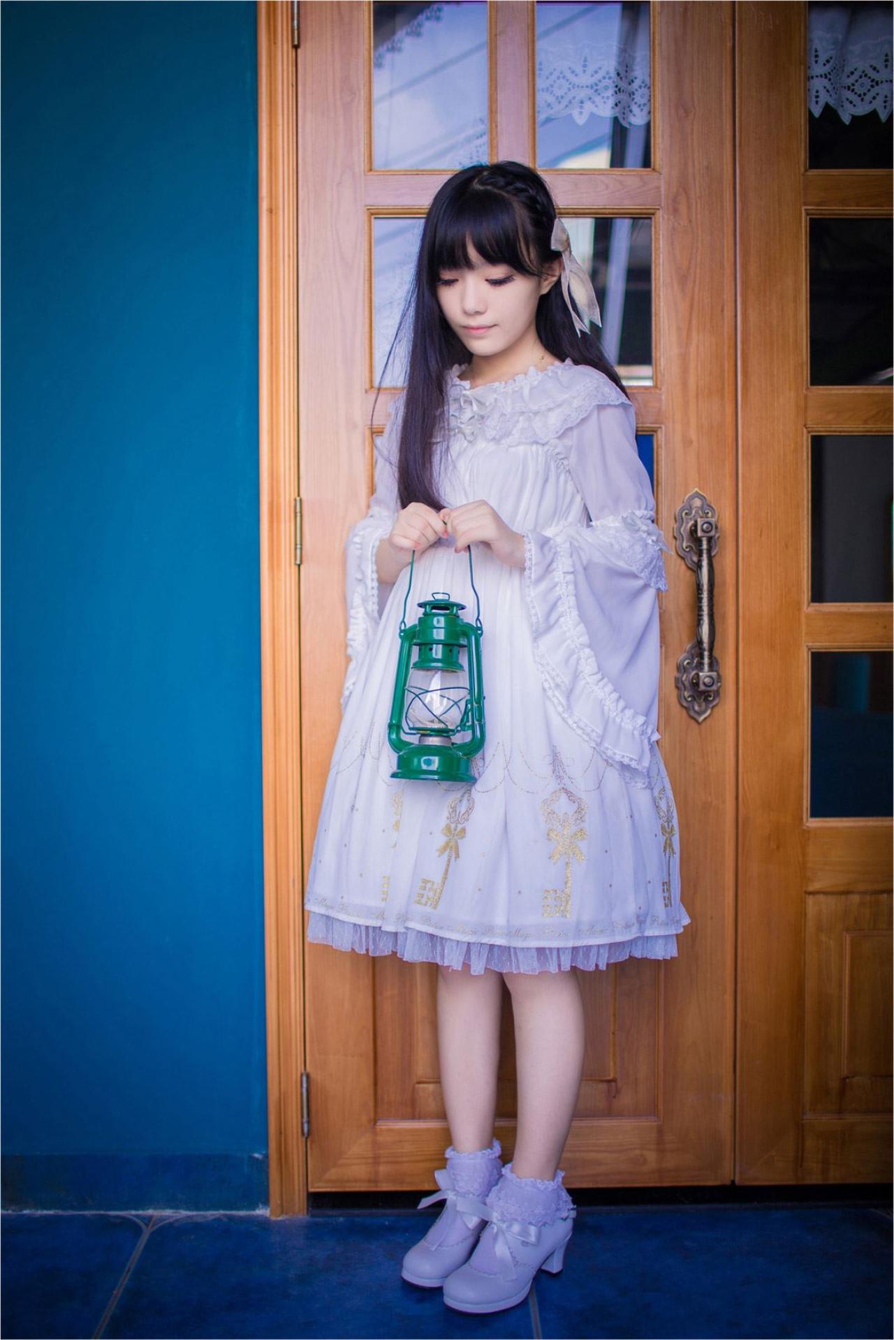 katy双手握着绿色提灯