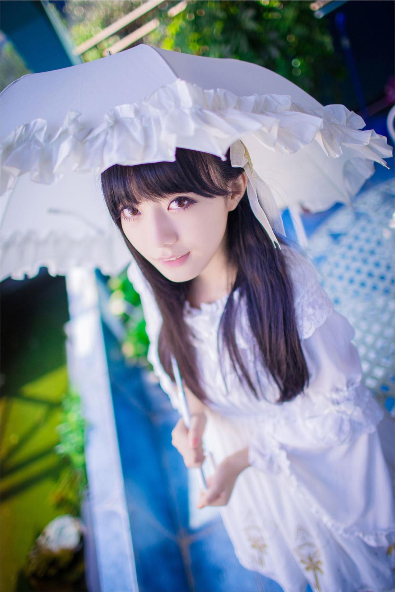 katy撑着白色洋伞