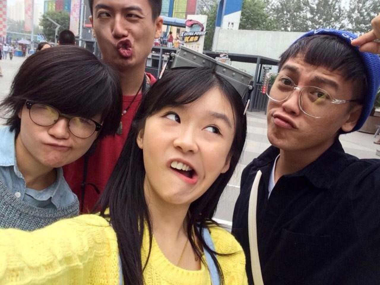 宋伊人和小伙伴继续卖萌，红衣男孩嘟嘴斗鸡眼表情。