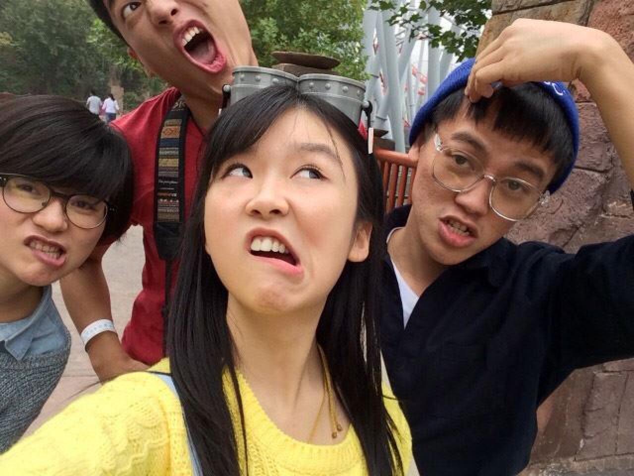 宋伊人斜眼歪嘴、小伙们撅着嘴，红衣男孩张开大嘴巴，却没照全