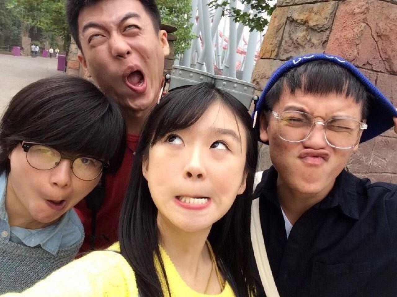 宋伊人露出下排牙齿和小伙伴作鬼脸，红衣男孩张大嘴巴，歪嘴翻白眼，急红了脸