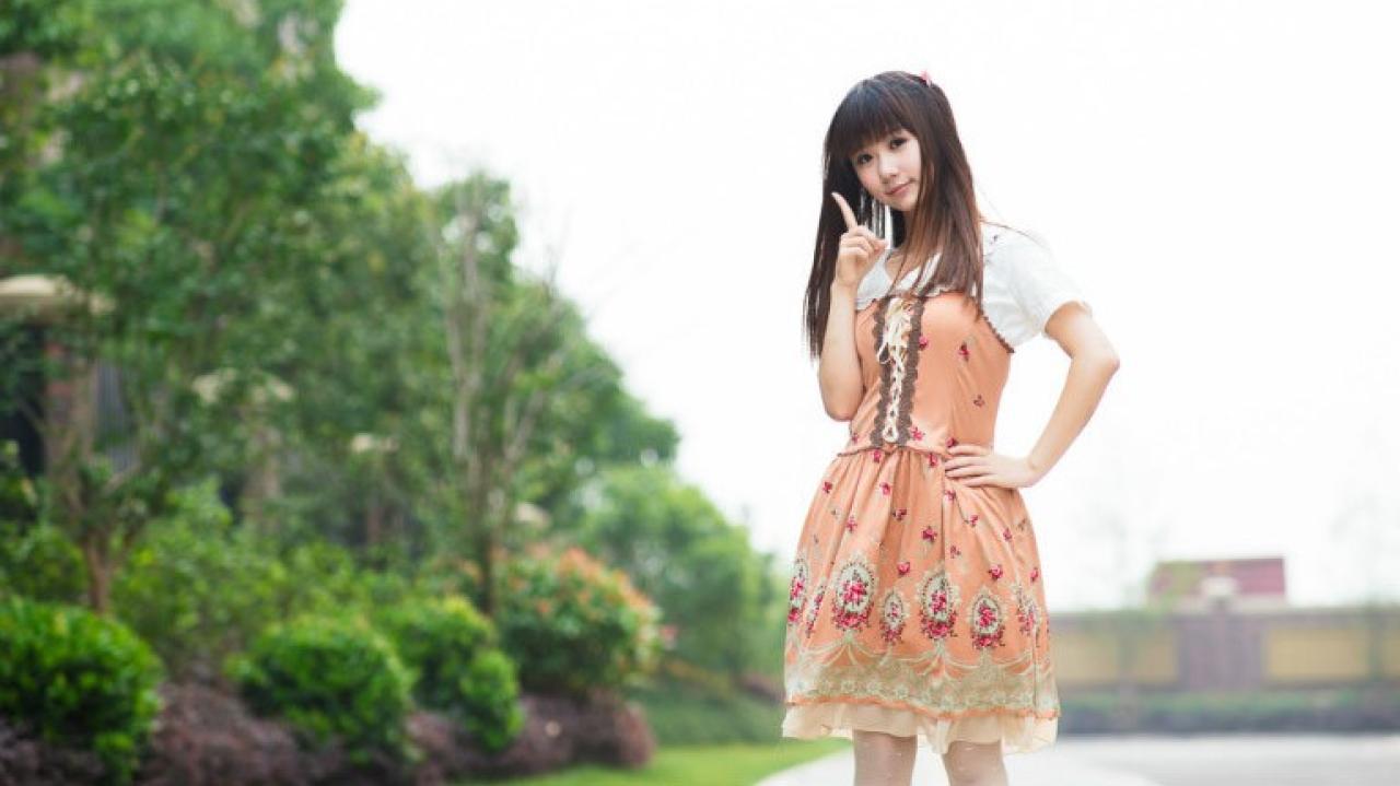 全全左手叉腰，右手伸出食指站立的姿势