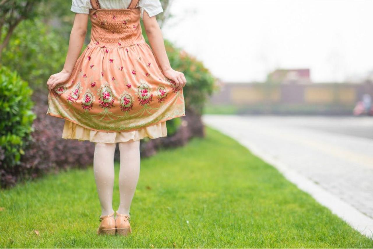 全全双手拎起裙角的下半身背影